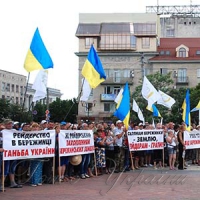Вимагають покарання рейдерів та поліції, і відставки керівників